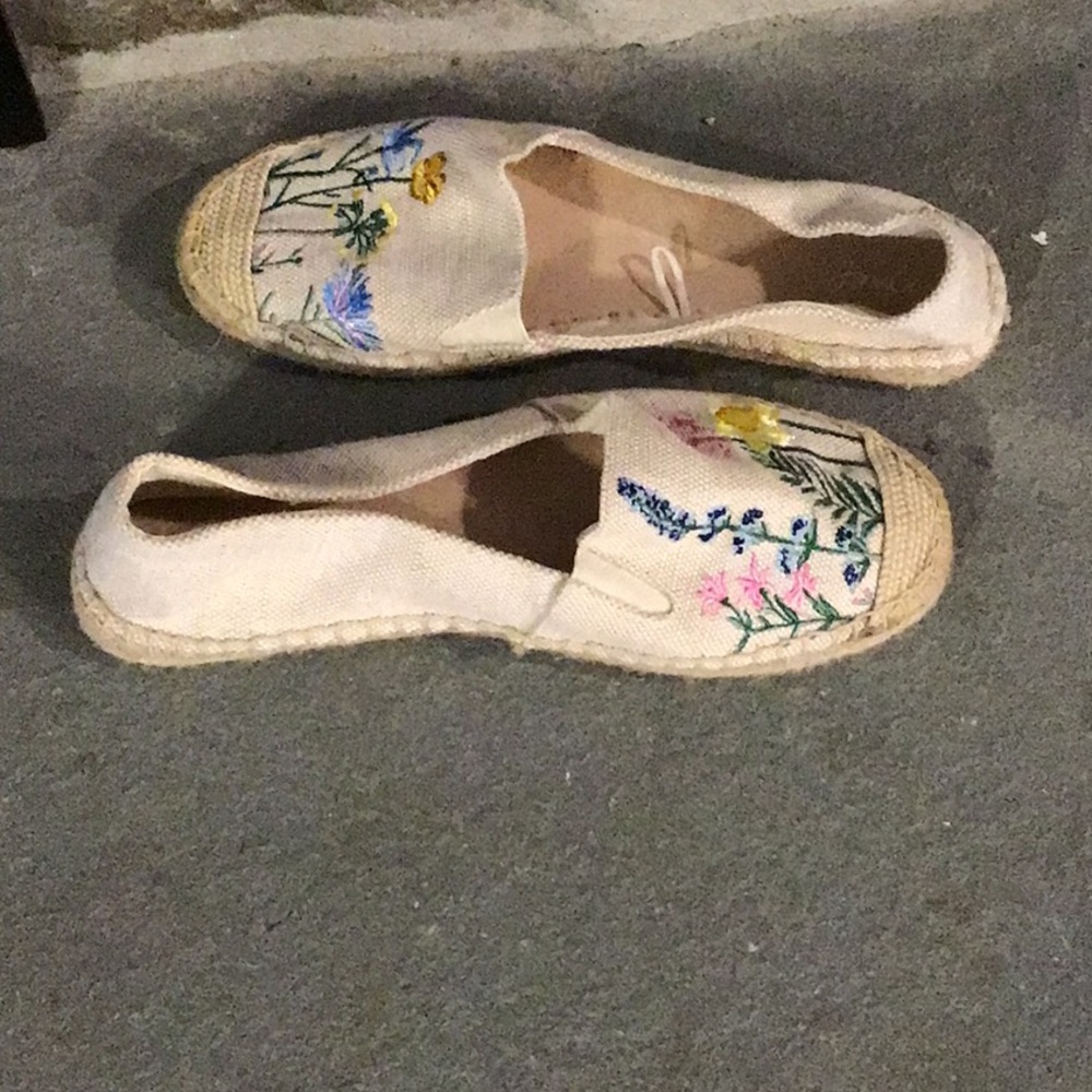 Joules Cream Espadrilles with Floral Embroidery
Never worn, too small for me.